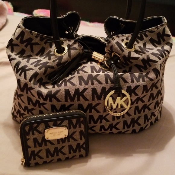 Michael Kors Handbags - 💥 MK purse with small wallet 💥